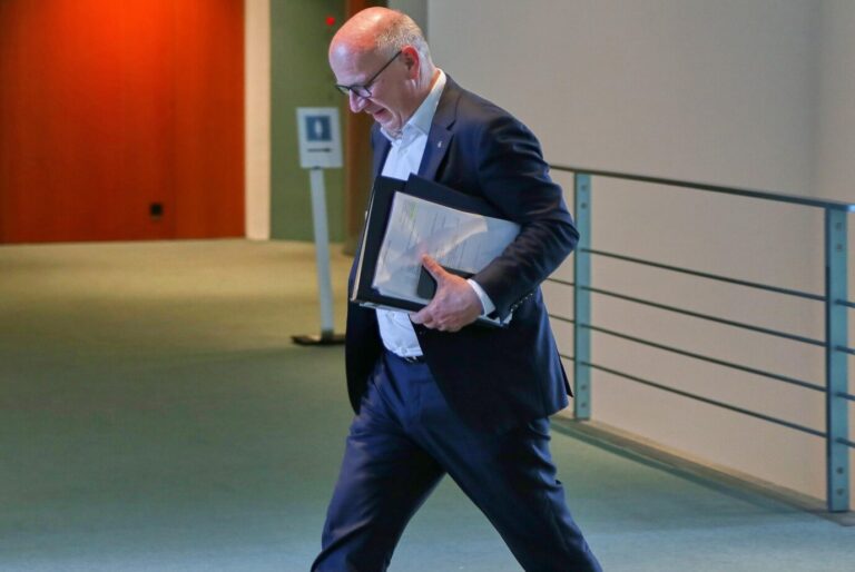 Es wird ein schwerer Weg für Berlins Regierenden Bürgermeister Kai Wegner (CDU) bis zur Abgeordnetenhauswahl am 20. September.