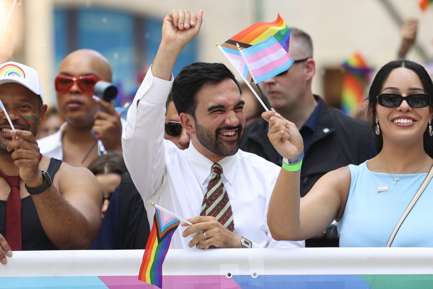 Das Bild zeigt den New Yorker Bürgermeister Zohran Mamdani bei einer Pride-Veranstaltung.