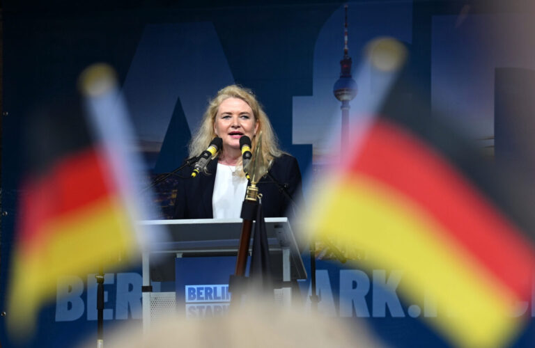 Kristin Brinker, Landesvorsitzende und Spitzenkandidatin der AfD Berlin, spricht während einer Kundgebung der AfD Berlin vor dem Roten Rathaus, die unter dem Motto „Berlin.Stark.Machen“ steht.