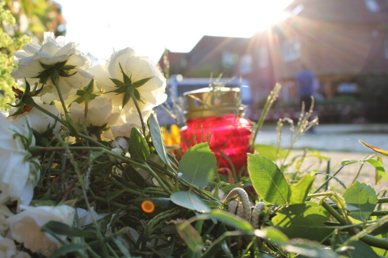 Blumen liegen unweit des Tatorts von Stade: Der mutmaßliche Täter soll bereits vor fast zwei Jahrzehnten schwere Straftaten begangen haben. Foto: picture alliance/dpa | Kai Moorschlatt
