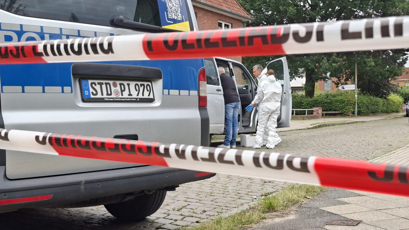Spezialisten des LKA Niedersachsen sind am Tatort, einem Gebäude einer Jugendeinrichtung in Stade, eingetroffen. Die Ermittler sind jetzt beschäftigt, weitere umfangreiche Tatortaufnahmen und -vermessungen durchzuführen. In der Einrichtung waren gestern mehrere Menschen durch Schüsse gestorben.