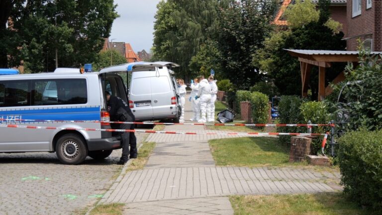 Spezialisten in Stade sind am Tatort mit der Spurensicherung beschäftigt. Hier soll Fatih G. sechs Menschen erschossen haben. Ermittler sprechen von Mord. Foto: picture alliance/dpa | Jörn Hüneke