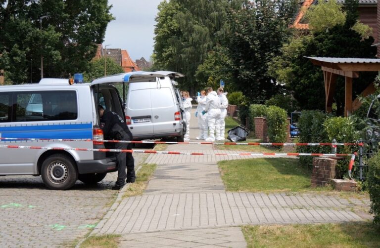 Nach der Tat von Stade sichern Spezialisten der Polizei Spuren in und vor der Jugendhilfeeinrichtung.