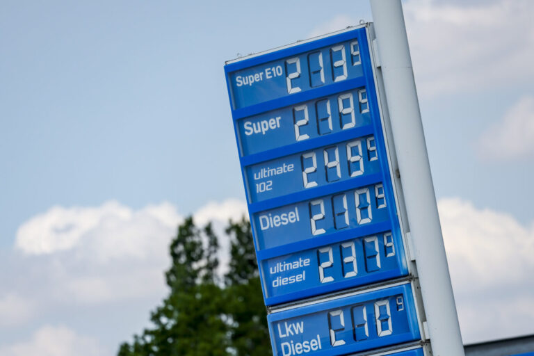 Nach dem Ende des Tankrabatts klettern die Spritpreise wieder über die Zwei-Euro-Marke.