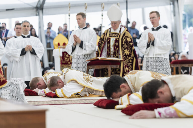 Pius-Anhänger knien sich in Écône nieder: der Papst hatte diese Bischofsweihe verboten