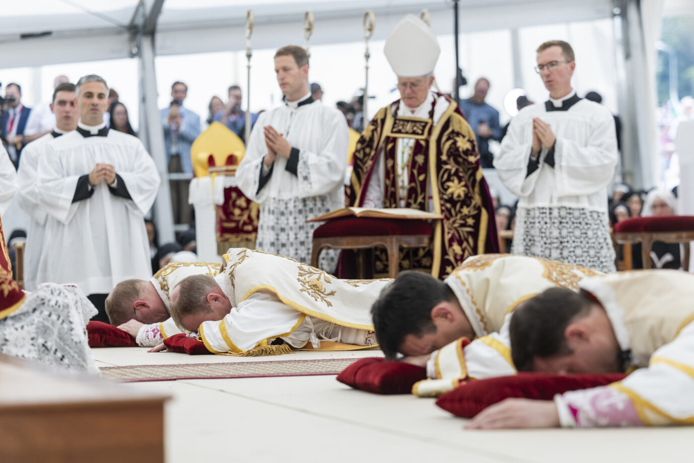 Pius-Anhänger knien sich in Écône nieder: der Papst hatte diese Bischofsweihe verboten