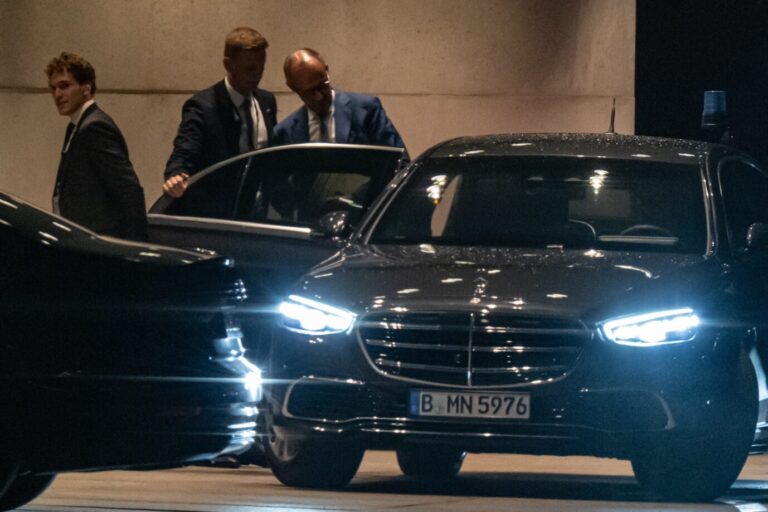Regierungschef Friedrich Merz verlässt nach dem Koalitionsausschuss das Kanzleramt.
