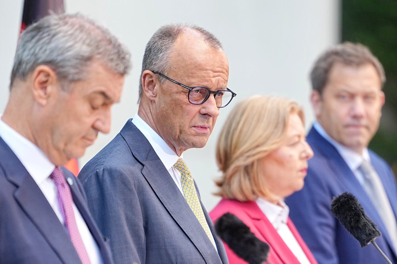 Markus Söder (CSU, l-r), Ministerpräsident von Bayern und CSU Vorsitzender, Bundeskanzler Friedrich Merz (CDU), Bärbel Bas (SPD), Bundesministerin für Arbeit und Soziales, und Lars Klingbeil (SPD), Bundesminister der Finanzen, geben im Garten des Kanzleramtes eine Pressekonferenz nach der Sitzung des Koalitionsausschusses. Die Spitzen von Union und SPD stellen die Reformvorhaben der Bundesregierung vor. Die Rente hat Lücken.