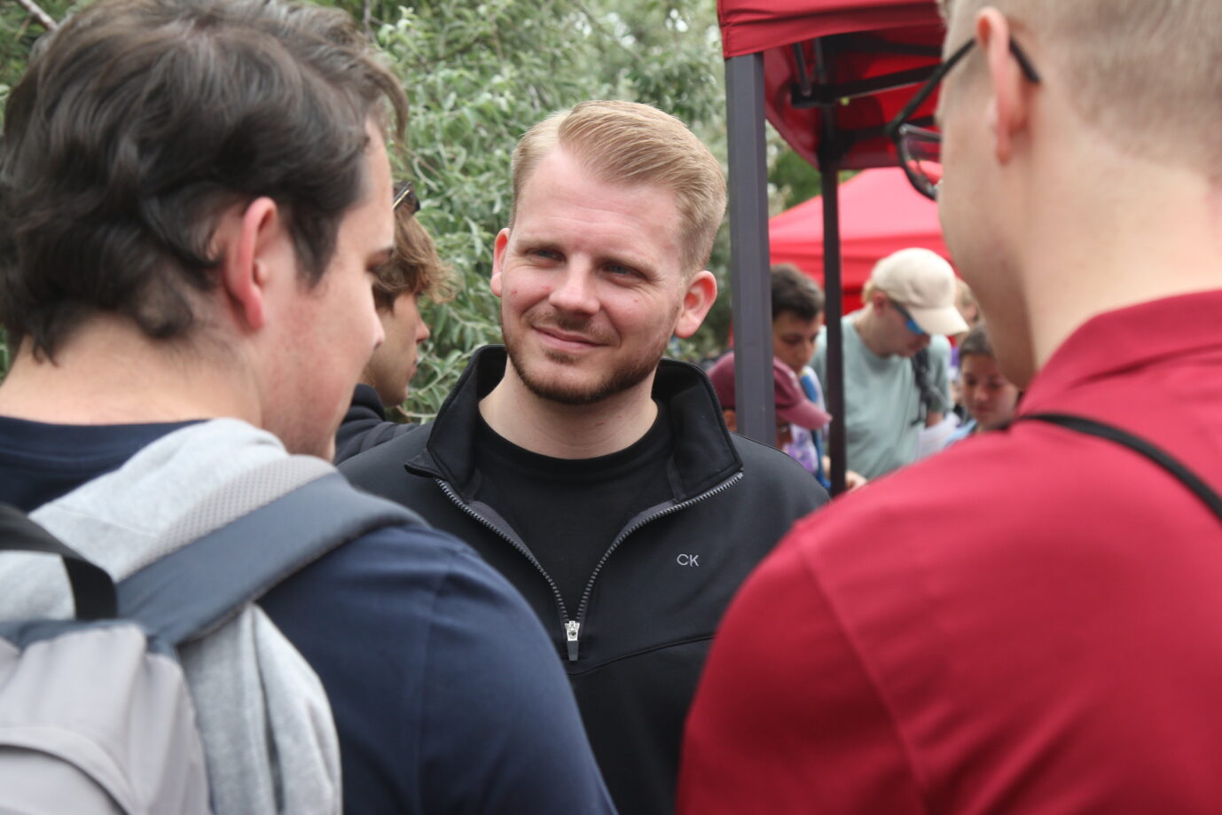 Tim Klüssendorf bei der Demonstration gegen den Bundesparteitag der AfD in Erfurt. Erfurt, 04.07.2026. An diesem Wochenende findet in Erfurt eine der größten Demonstrationen des Jahres statt, bei der zehntausende Menschen gegen den zeitgleich stattfindenden AfD-Bundesparteitag auf die Straße gehen. Unter den zahlreichen Demonstrierenden und Rednern des breiten zivilgesellschaftlichen Bündnisses befinden sich namhafte Spitzenpolitiker aus der Bundes- und Landespolitik, die ein starkes Zeichen für Demokratie und Vielfalt setzen. Sonderkonditionen: Preisabsprache bei Titelverwendung erforderlich