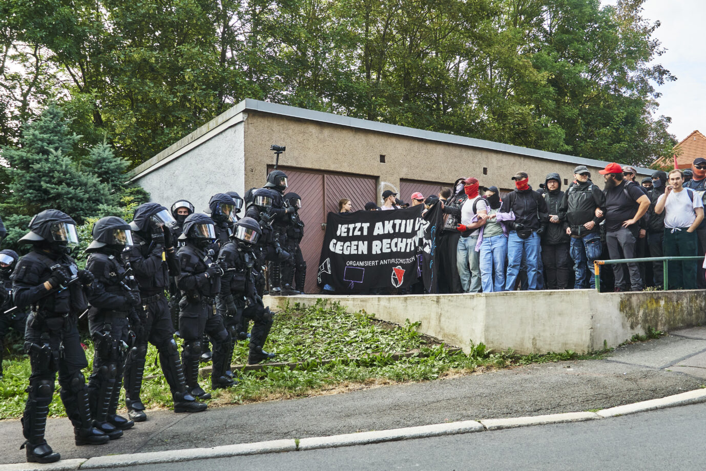 Polizisten und Antifa beim AfD-Parteitag in Erfurt