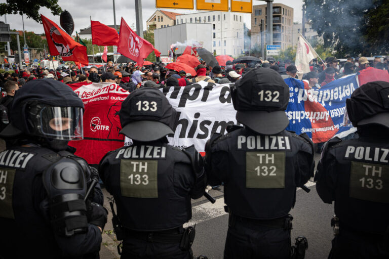 Einsatzkräfte der Thüringer Polizei: schützten in Erfurt den AfD-Parteitag vor linksextremen Übergriffen. Foto: picture alliance / ZUMAPRESS.com | Vasily Krestyaninov