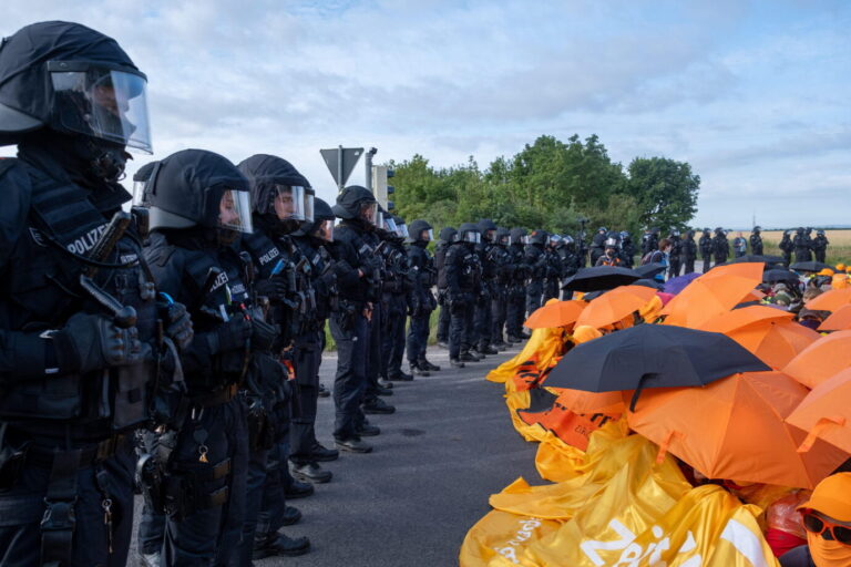 ERFURT, GERMANY  JULY 4, 2026: Anti-fascist demonstrators take part in coordinated road blockades during protests against the federal party congress of the Alternative for Germany (AfD) in Erfurt, Germany. The actions, organized by the nationwide alliance Widersetzen, aimed to disrupt delegates' access to the congress venue, while police maintained a large security operation across the city. Photo by Mouafak Mahmalji / JNA Press. (Photo by Mouafak Mahmalji/JNA Press via Nexpher Images/Sipa USA). Eine Sitzblockade des linksextremen Bündnisses „Widersetzen“: Der Verein wird vom Bundesgeschäftsführer der VVN-BdA vertreten. Foto: picture alliance / Sipa USA | Nexpher Images