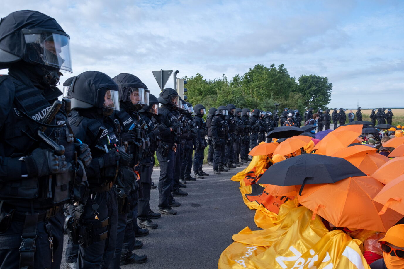ERFURT, GERMANY  JULY 4, 2026: Anti-fascist demonstrators take part in coordinated road blockades during protests against the federal party congress of the Alternative for Germany (AfD) in Erfurt, Germany. The actions, organized by the nationwide alliance Widersetzen, aimed to disrupt delegates' access to the congress venue, while police maintained a large security operation across the city. Photo by Mouafak Mahmalji / JNA Press. (Photo by Mouafak Mahmalji/JNA Press via Nexpher Images/Sipa USA). Eine Sitzblockade des linksextremen Bündnisses „Widersetzen“: Der Verein wird vom Bundesgeschäftsführer der VVN-BdA vertreten. Foto: picture alliance / Sipa USA | Nexpher Images