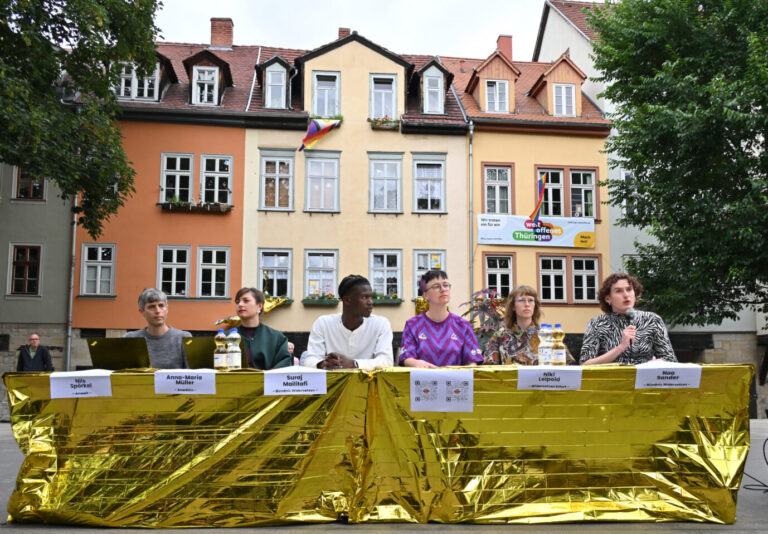 Das Bild zeigt die Pressekonferenz des Bündnisses Widersetzen in Erfurt nach dem AfD-Parteitag.