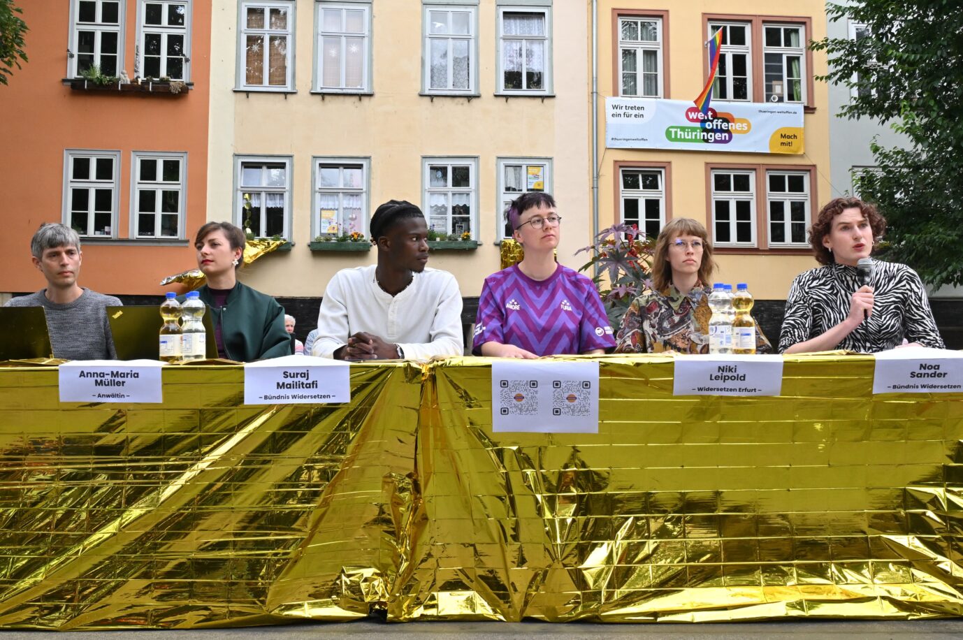 Die Sprecher von „Widersetzen“ bei ihrer Pressekonferenz, als sie Gewalt gegen Journalisten rechtfertigten.