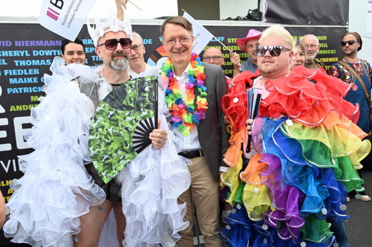 Politiker Karl Lauterbach und Teilnehmer des Christopher Street Day (CSD) in Köln. An der Parade mit dem diesjährigen Motto Für Menschenrechte  Viele. Gemeinsam. Stark! ! nahmen über 200 Gruppen von Lesben und Schwulen teil. Sie demonstrierten für mehr gesellschaftliche Akzeptanz und die rechtliche Gleichstellung von Schwulen, Lesben, Transgender und Bisexueller.