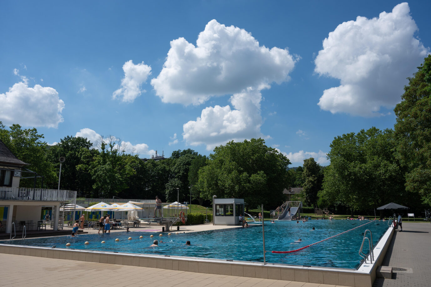 Blick über das Freibad Wilhelmshöhe in Kassel.