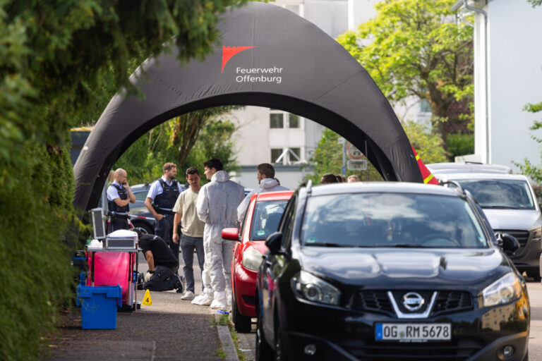 Beamte der Kriminalpolizei und der Kriminaltechnik stehen an einem Tatort in Offenburg. Nach Schüssen hat die Polizei einen toten Mann und eine verwundete Frau gefunden, die später in der Klinik verstarb. Beamte der Kriminalpolizei und der Kriminaltechnik stehen an dem Tatort: Die Polizei wurde um 8 Uhr über die Schüsse informiert. Foto: picture alliance/dpa | Philipp von Ditfurth