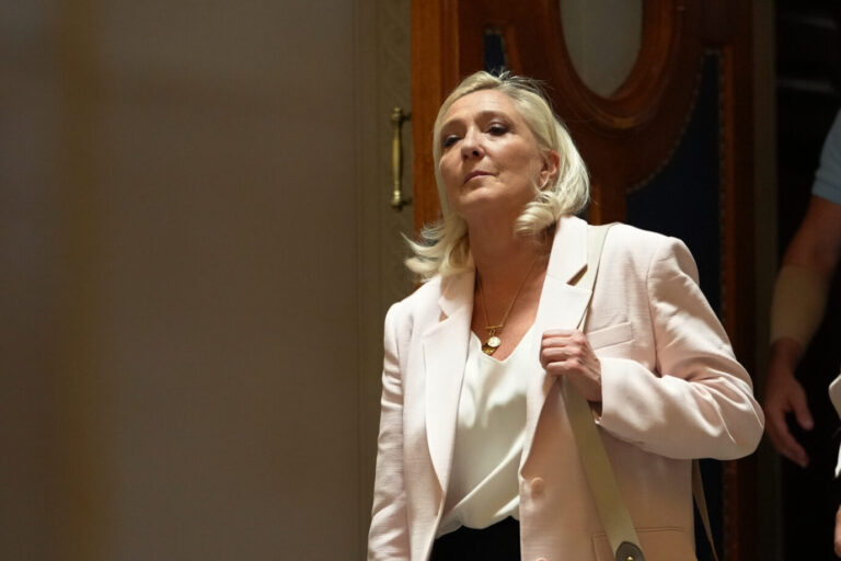 Rosa Blazer, harter Blick: Die verurteilte RN-Politikerin Marine Le Pen verlässt auf diesem Foto gerade den Gerichtssaal