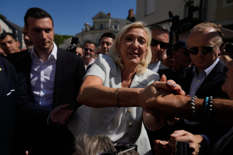 Einen Tag nach der Verurteilung: Freundlich lächelnd begrüßen Marine Le Pen und Jordan Bardella Anhänger auf einem Marktplatz in La Fleche