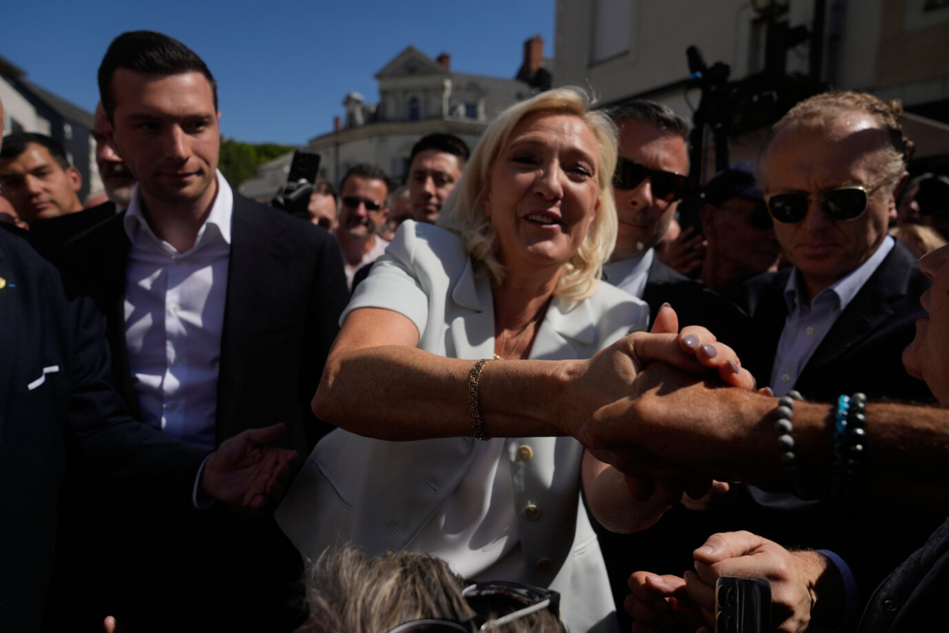 Einen Tag nach der Verurteilung: Freundlich lächelnd begrüßen Marine Le Pen und Jordan Bardella Anhänger auf einem Marktplatz in La Fleche