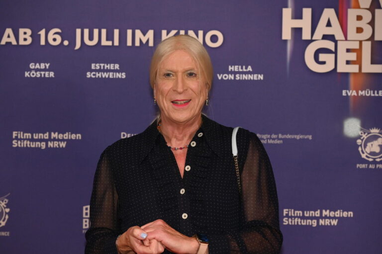 Journalistin Georgine Kellermann ( geboren als Georg Kellermann), Studioleiterin WDR Studio Duisburg, kommt zur Filmpremiere von "Was haben wir gelacht ". Der Film erzählt die Geschichte des deutschen Unterhaltungsfernsehen der 90er aus der Frauenperspektive und kommt am 16.07. in die deutschen Kinos. Es geht um den Film „Was haben wir gelacht“, der Herrenwitze skandalisiert.