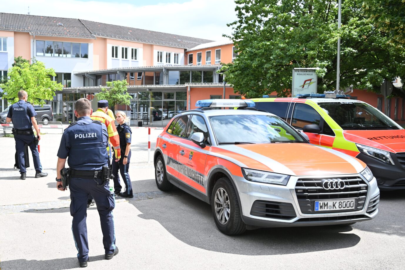 Polizei und Rettungskräfte vor dem Welfen-Gymnasium in Schongau: Vieles deutet auf einen Amoklauf hin. (Themenbild)