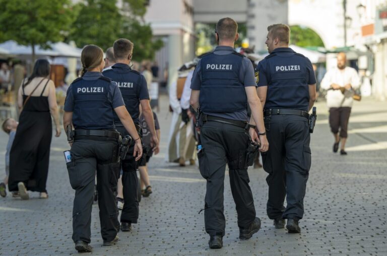Sieben Hausdurchsuchungen: Polizei in Oberbayern ist Einsatz.