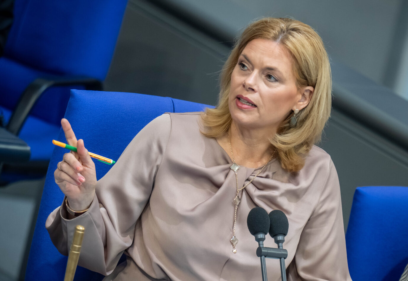 Julia Klöckner (CDU), Bundestagspräsidentin, spricht im Bundestag in der letzten Sitzung vor der Sommerpause, bei der unter anderem die Abstimmung über das Gesundheits-Sparpaket der schwarz-roten Koalition auf der Tagesordnung steht. Sie hat die AfD scharf kritisiert, weil diese die Krankenkassenreform polemisch kritisiert hatte.
