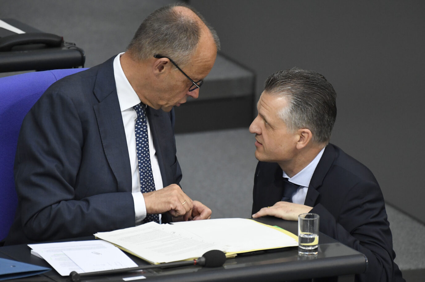 Koch und Kellner: Kanzler Friedrich Merz mit seinem neuem Statthalter in der Fraktion, Thorsten Frei (kniend).