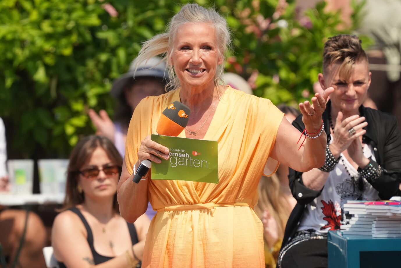 Andrea Kiewel am Sonntag im ZDF-„Fernsehgarten“, als es um 1990er Jahre ging.