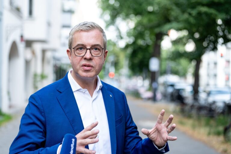 Der künftige CDU-Kandidat für Berlin, Stefan Evers, trägt ein blaues Sakko und gestikuliert mit den Händen