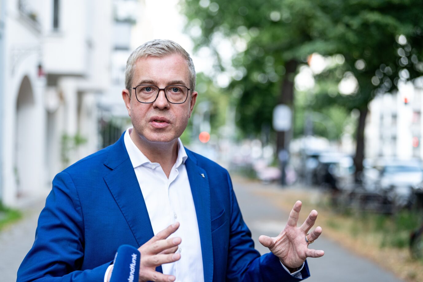 Der künftige CDU-Kandidat für Berlin, Stefan Evers, trägt ein blaues Sakko und gestikuliert mit den Händen