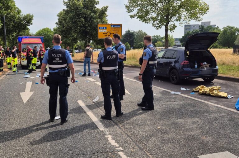 Afghane gefasst, Deutscher tot: Polizisten und Rettungskräfte am Tatort in Trier.