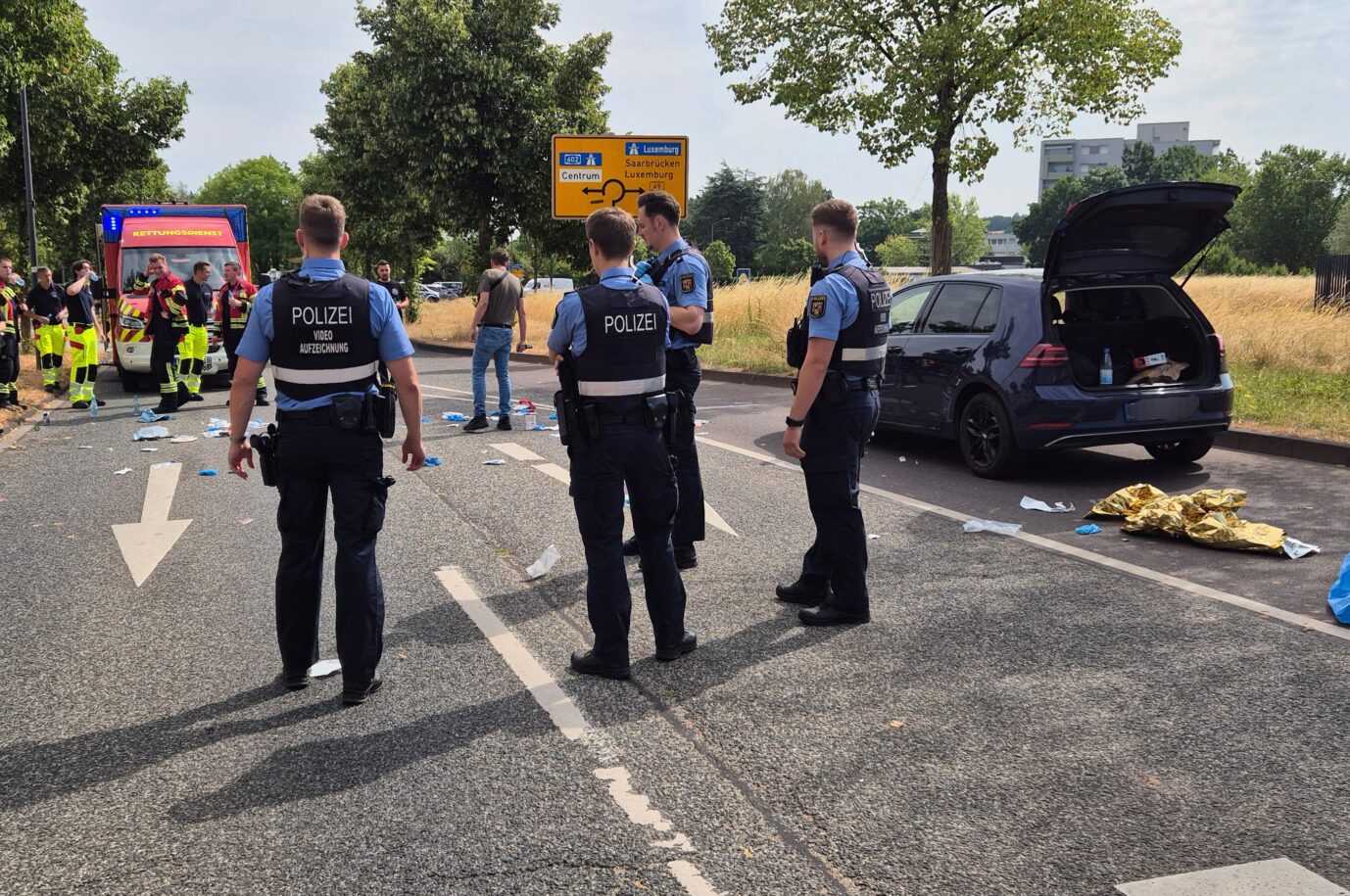 Afghane gefasst, Deutscher tot: Polizisten und Rettungskräfte am Tatort in Trier.