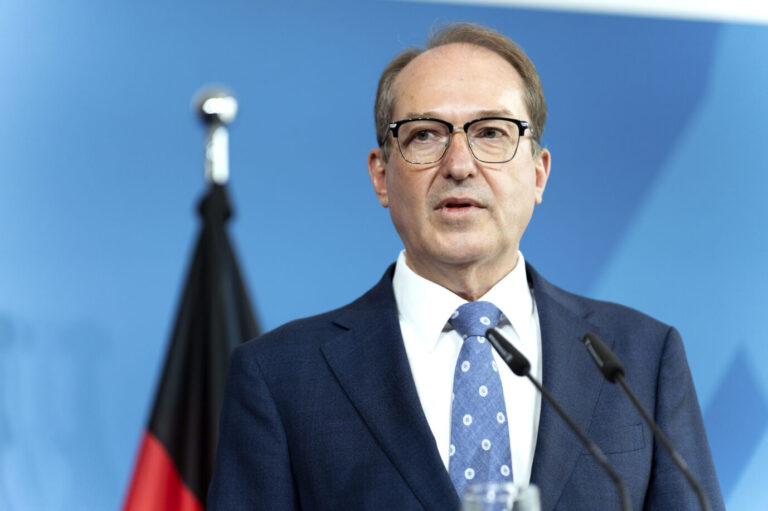 Will gegenüber jungen Ukrainern einen härteren Kurs einschlagen: Bundesinnenminister Alexander Dobrindt (CSU). Foto: picture alliance / Geisler-Fotopress | Bernd Elmenthaler