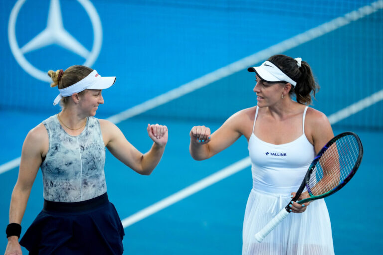 Zwei Tennisspielerinnen geben sich die Ghetto-Faust – vielleicht sind sie glücklich darüber, dass bald keine Transfrauen mehr in Frauenduelle dürfen?