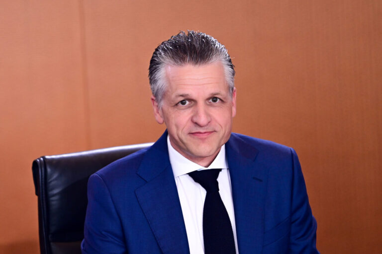 Thorsten Frei (CDU): Noch Chef des Bundeskanzleramts und Bundesminister für besondere Aufgaben, nimmt vor einer Sitzung des Bundeskabinetts Platz.