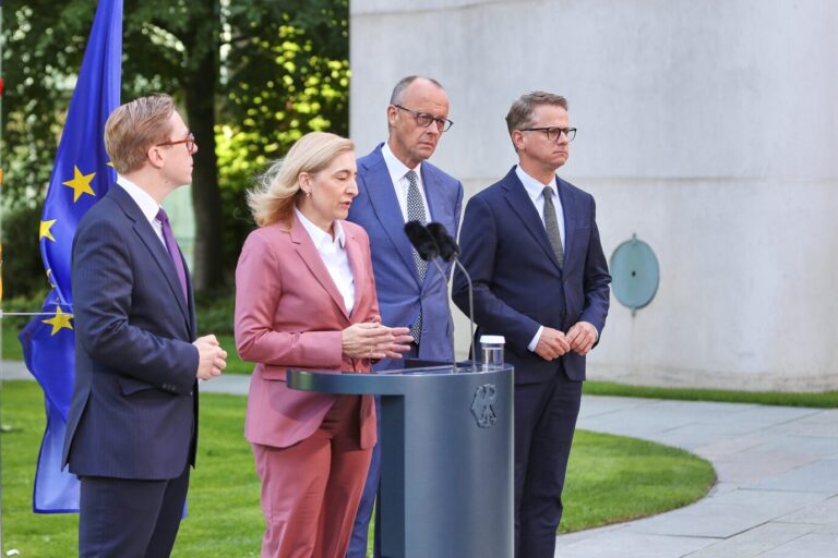 Berlin, Deutschland: Bundeskanzleramt: Vorstellung Kabinettsumbildung: L-R: Philipp Amthor, Nina Warken, Bundeskanzler Friedrich Merz und Carsten Linnemann, alle CDU