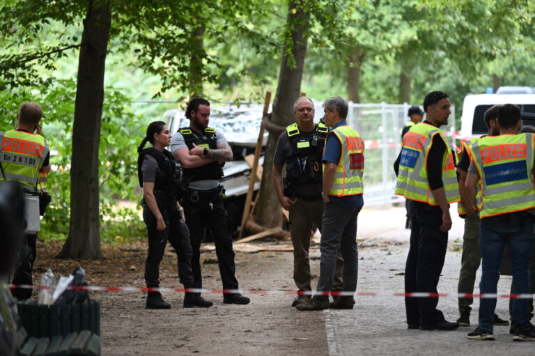 Polizisten durchsuchen den Tatort des CSD-Anschlags in Berlin: Inzwischen ist mehr zu dem Todesopfer bekannt. (Themenbild)