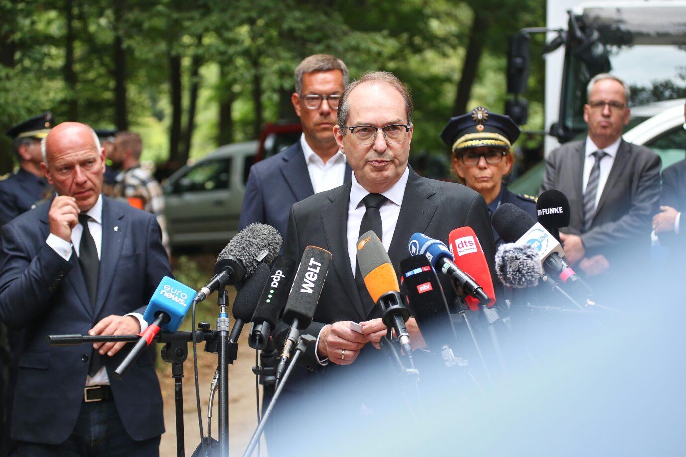Bundesinnenminister Alexander Dobrindt (CSU, m.) spricht zum CSD-Anschlag in Berlin: Bisherige Sicherheitskonzepte müssten demnach überarbeitet werden. Foto: picture alliance / dts-Agentur | dts Nachrichtenagentur GmbH
