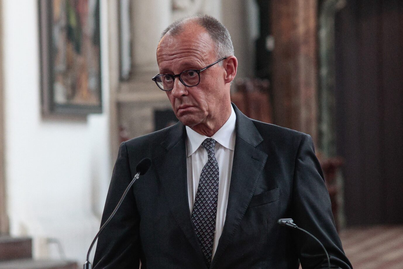 Bundeskanzler Friedrich Merz (CDU) beim Trauergottesdienst für die Opfer des Berliner CSD-Attentats: „Nicht erst ein solcher Anschlag wie gestern Abend gefährdet unsere Freiheit.“ (Themenbild)