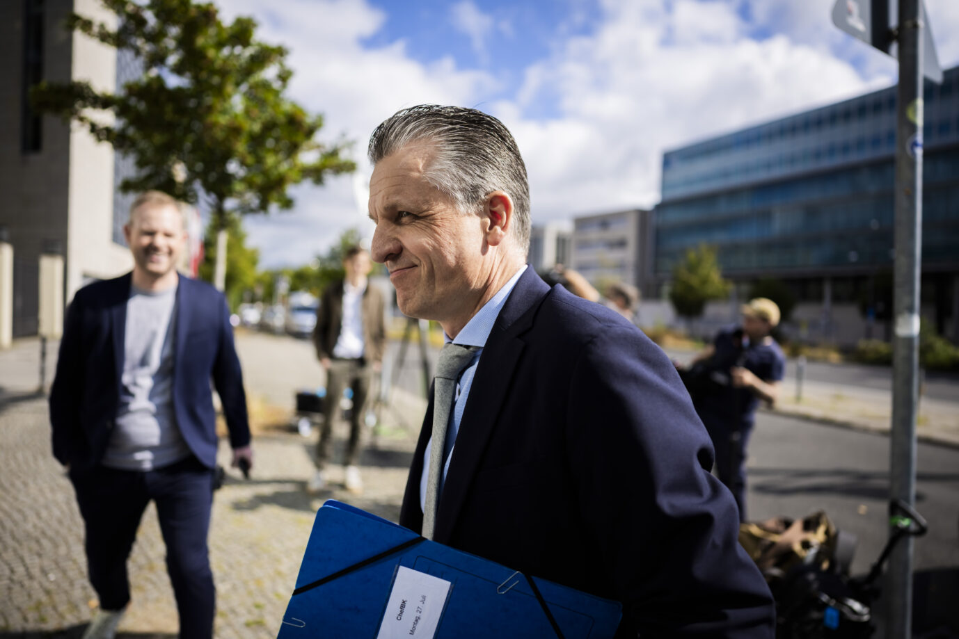 Thorsten Frei (CDU), designierter Vorsitzender der CDU/CSU-Bundestagsfraktion und bisheriger Chef des Bundeskanzleramts und Bundesminister für besondere Aufgaben, kommt zur CDU-Bundesgeschäftsstelle (Konrad-Adenauer-Haus). Der neugewählte Unions-Fraktionsvorsitzende, Thorsten Frei (CDU), kommt zur CDU-Bundesgeschäftsstelle. Foto: picture alliance/dpa | Christoph Soeder