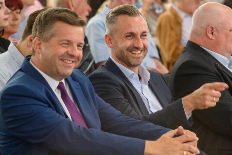 Sachsen-Anhalts Ministerpräsident Sven Schulze (CDU) und sein Herausforderer Ulrich Siegmund (AfD) am Montag.