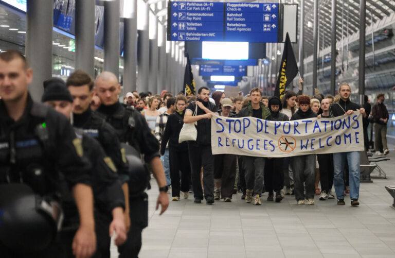 Sie demonstrieren gegen die Abschiebung afghanischer Gewalttäter: Linksextreme halten am Flughafen ein Transparent hoch