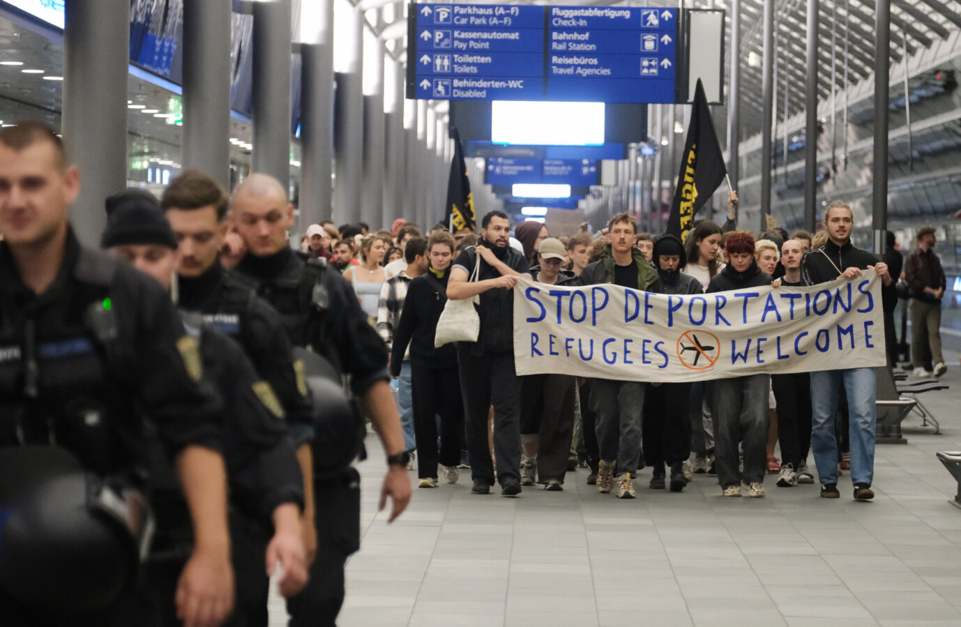 Sie demonstrieren gegen die Abschiebung afghanischer Gewalttäter: Linksextreme halten am Flughafen ein Transparent hoch