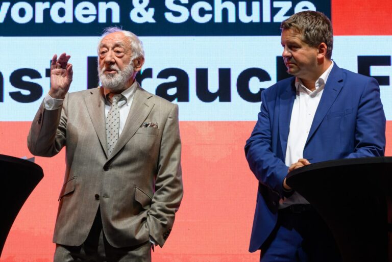 Dieter Hallervorden spricht vor halbleerem Saal mit Sachsen-Anhalts Ministerpräsident Sven Schulze (CDU).