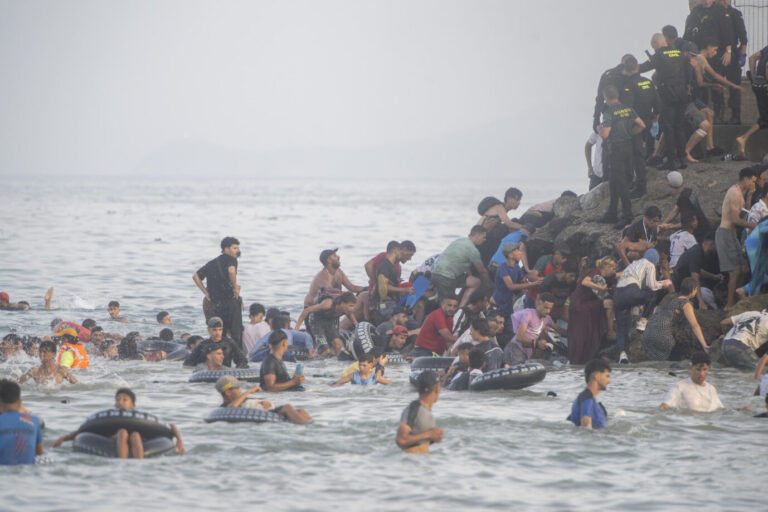Tausende Nordafrikaner stürmen über die Küste die spanische Exklave Ceuta und erreichen damit die EU.