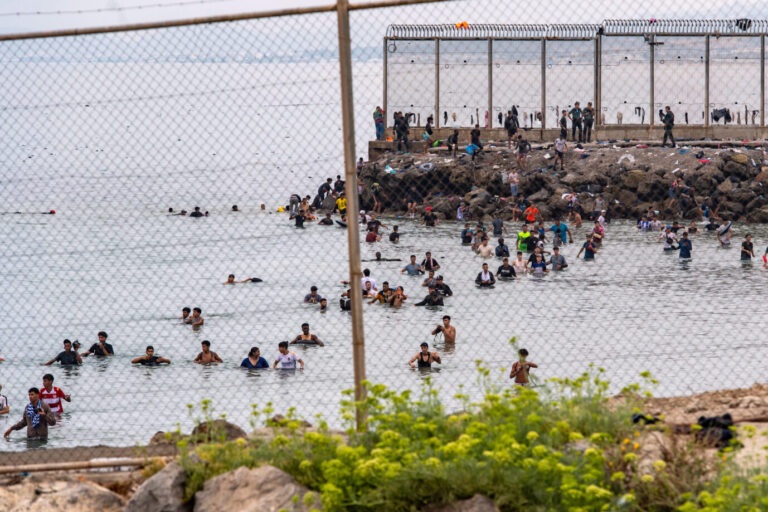 Weiterhin versuchen Migranten, in Ceuta die Grenzanlagen zu überwinden.