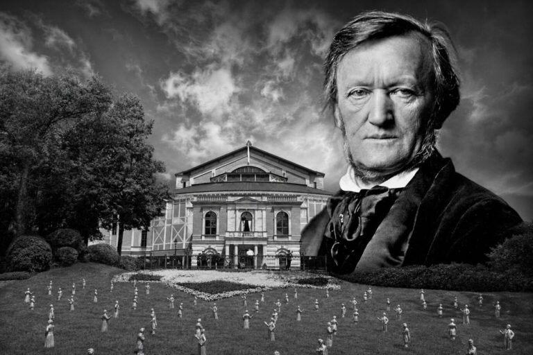 Man sieht den riesigen Kopf Richard Wagners neben dem Gebäude der Bayreuther Festspiele thronen